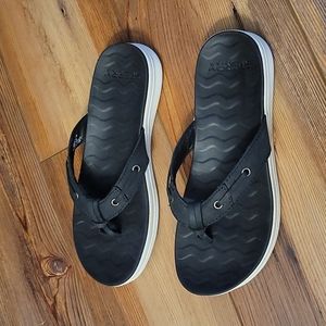 Nwot Sperry black thong style sandals / flip flops